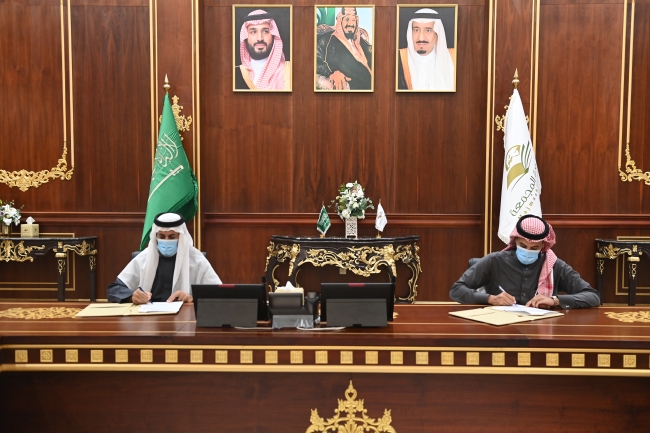الجامعة توقع مذكرة تفاهم مع شركة سدير فارما بهدف دعم وتدريب الخريجين .