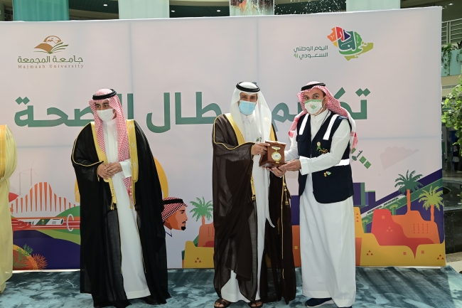 سمو محافظ المجمعة وسعادة رئيس الجامعة يكرمان العاملين في مركز وزارة الصحة للقاحات المقام في الجامعة .