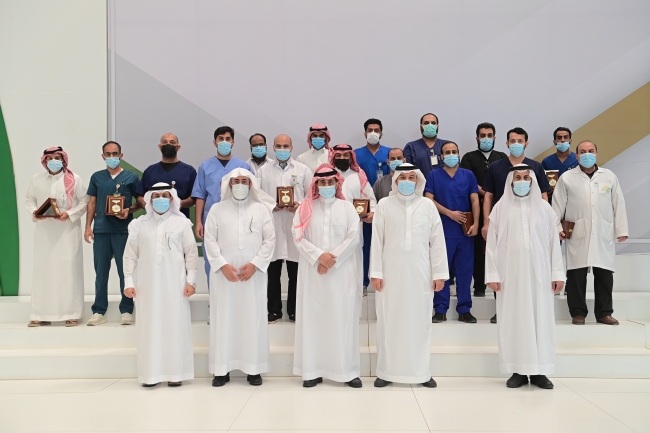 سعادة رئيس الجامعة يكرم العاملين في مركز اللقاحات الخاص بالخدمات الطبية بالجامعة 