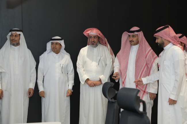 سعادة رئيس الجامعة يدشن مركز جامعة المجمعة لإدارة التحكم بالمباني 