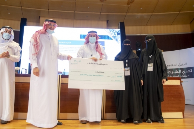 نائب وزير التعليم للجامعات والبحث والابتكار يكرم فريق جامعة المجمعة الفائز بفعالية تحدي الشركات الناشئة كوفيد 19 .