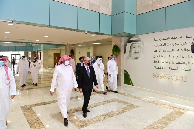 سعادة سفير دولة اليابان يزور الجامعة .