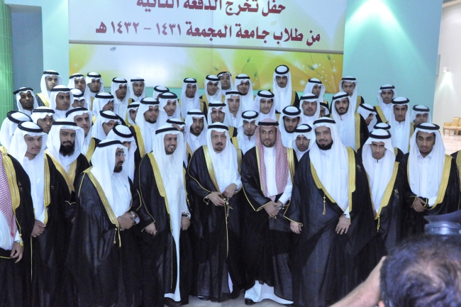 الجامعة تخرج الدفعة الثانية من طلابها للعام الجامعي ١٤٣١هـ -١٤٣٢هـ .