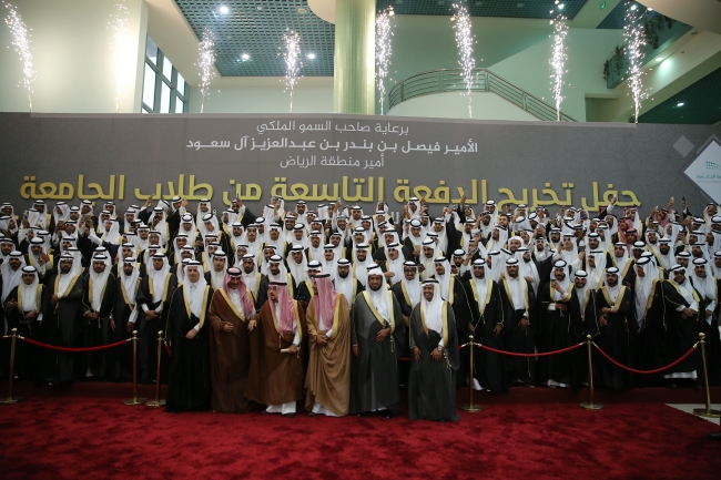 الجامعة تقيم حفل تخريج الدفعة التاسعة من طلابها وجائزتها لخدمة المجتمع