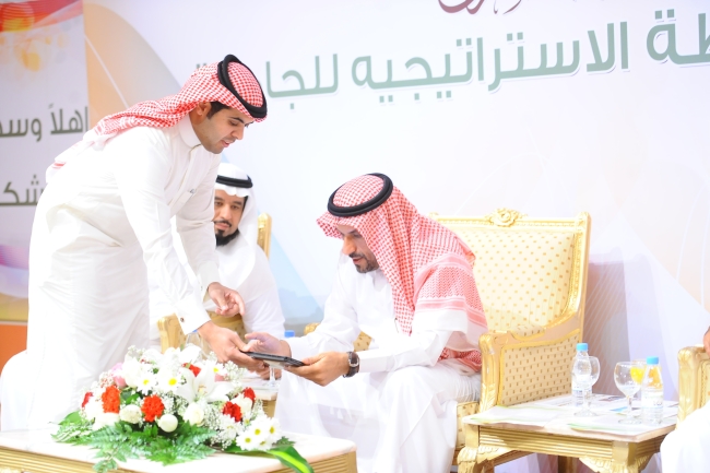 مدير الجامعة يدشن الخطة الإستراتيجية للجامعة 