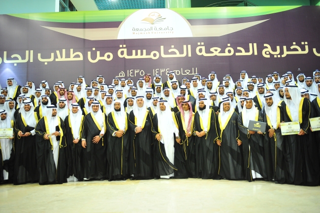 الجامعة تحتفل بتخريج الدفعة الخامسة للعام الجامعي ١٤٣٤هـ -١٤٣٥هـ