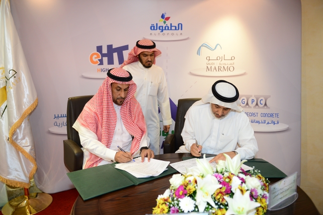 معالي مدير الجامعة يوقع عقود مشاريع المباني العاجلة لكلية العلوم والدراسات الإنسانية برماح