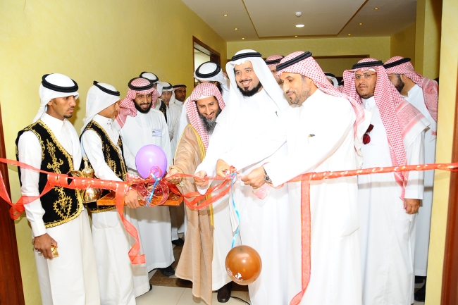 مدير الجامعة يفتتح عالم المرأة والطفل