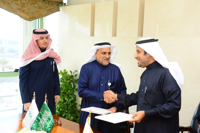 الجامعة توقع اتفاقية مع الهيئة العامة للغذاء والدواء 
