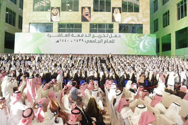 الجامعة تحتفل بتخريج الدفعة العاشرة من طلابها برعاية سمو أمير منطقة الرياض