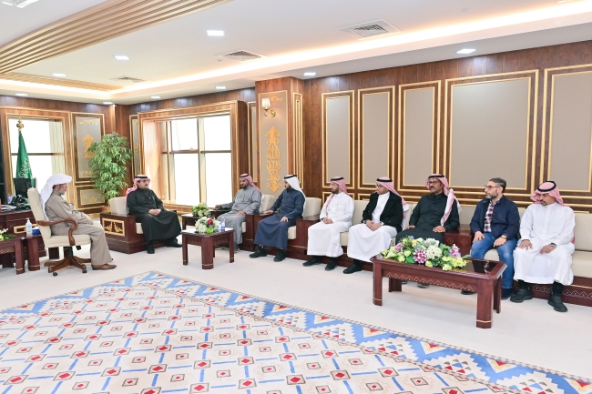 رئيس الجامعة يتسلم تقارير الإدارة العامة للإيرادات البديل