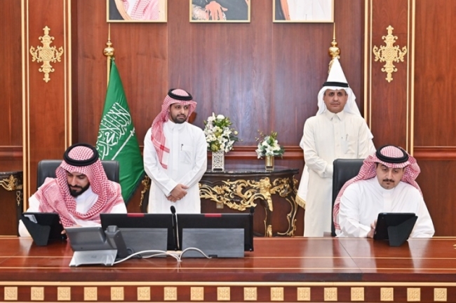 الجامعة توقع عقد مشروع المستشفى الاستثماري مع شركة ركائز الدولية للخدمات التجارية .