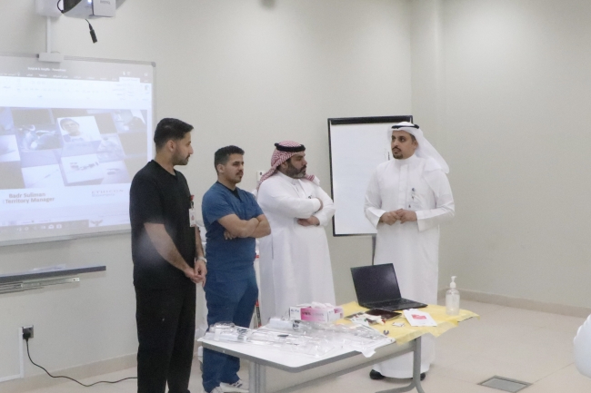 كلية الطب تقيم عدد من الدورات التدريبية في الجراحة بالتعاون مع منصة إرتقاء