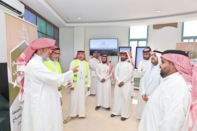 وكيل الجامعة للتنمية والاستثمار يتفقد عدد من مواقع حافلات النقل خلال فترة الاختبارات 