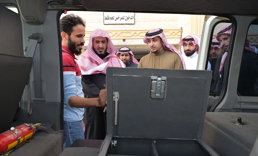 سعادة وكيل الجامعة يطلع على اخر تجهيزات مشروع الصيانة المتنقلة -  
