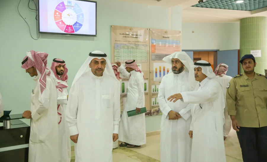 وكيل الجامعة يتفقد سير أعمال المسابقة الوظيفية الإدارية - 