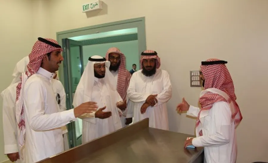 عميد شؤون الطلاب يتابع سير الخدمات الطلابية بمجمع الكليات بالزلفي - 