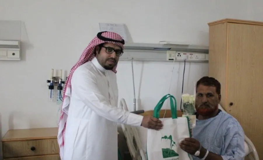  فريق "أنا إيجابي" يزور المرضى المنومين في مستشفى الزلفي العام - 