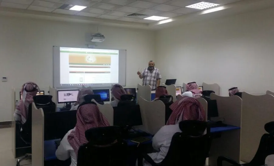 الكلية تقيم  برنامجاً تدريبياً للطلاب المستجدين   -  