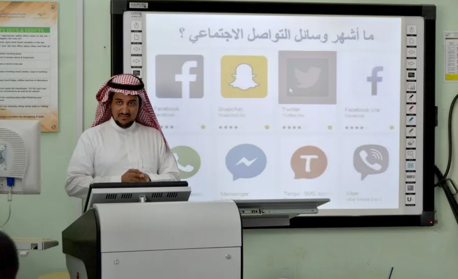الكلية تقيم لقاءا تربويا للطلاب بعنوان "الطرق التربوية للتعامل مع وسائل التواصل الاجتماعي". - 