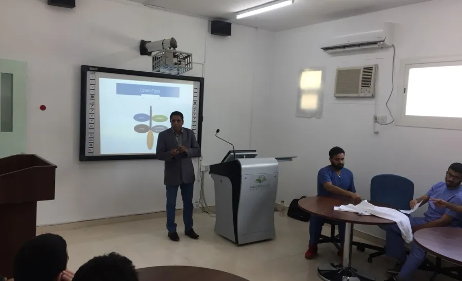 الكلية تقيم دورة تدريبية لأطباء الامتياز حول استخدام المكتبة الرقمية السعودية - 