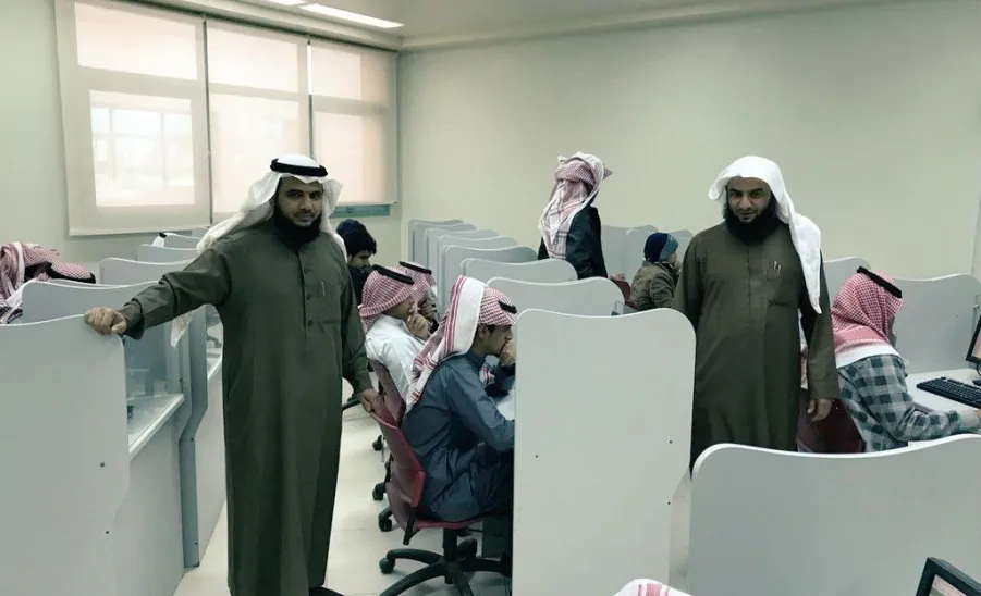 عميد الكلية يطمئن على سير الاختبارات الإلكترونية بالكلية - 