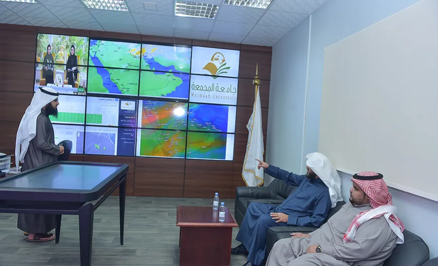 وكيل الجامعة يقوم بزيارة تفقدية لوحدة متابعة التقلبات الجوية - 