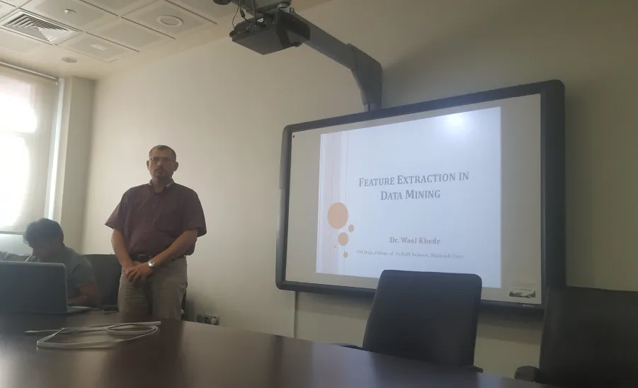 قسم علوم الحاسب والمعلومات يعقد لقاء علمي بعنوان (Feature Extraction in Data Mining) - 