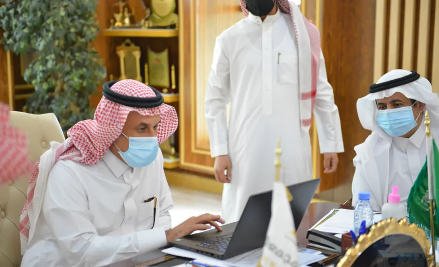 معالي رئيس الجامعة يدشن النسخة الثانية لنظام اللجان  - الجامعة