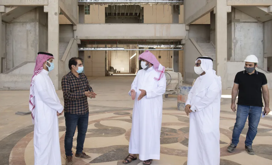 وكيل الجامعة يتفقد مراحل العمل في مشروع المباني العاجلة بالمجمعة - ]U,M