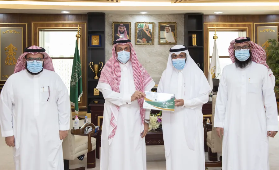 معالي رئيس الجامعة يستقبل قيادات عمادة شؤون الطلاب ويتسلم نسخةً من التقرير السنوي للعام الجامعي1440-1441هـ - ]U,M