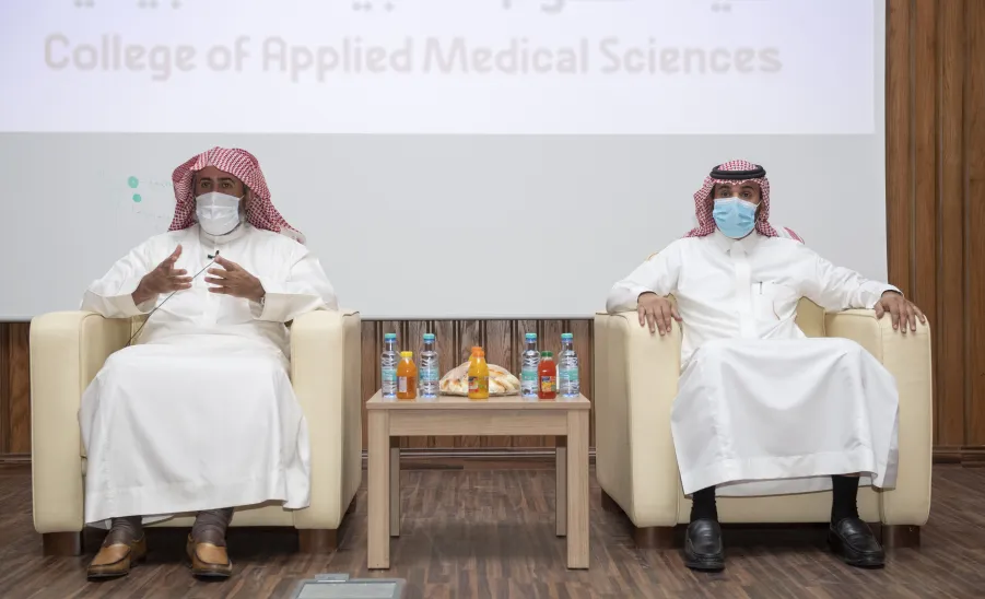 وكيل الجامعة يلتقي طلاب وطالبات الدراسات العليا بكلية العلوم الطبية التطبيقية  - وكيل الجامعة يلتقي طلاب وطالبات الدراسات العليا بكلية العلوم الطبية التطبيقية 