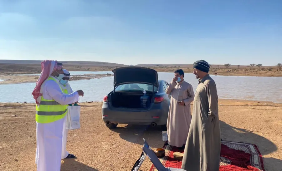 للتوعية عن مخاطر عبور الأودية أثناء الأمطار : الجامعة تنفذ حملة توعوية للمتنزهين والزوار  - الجامعة 