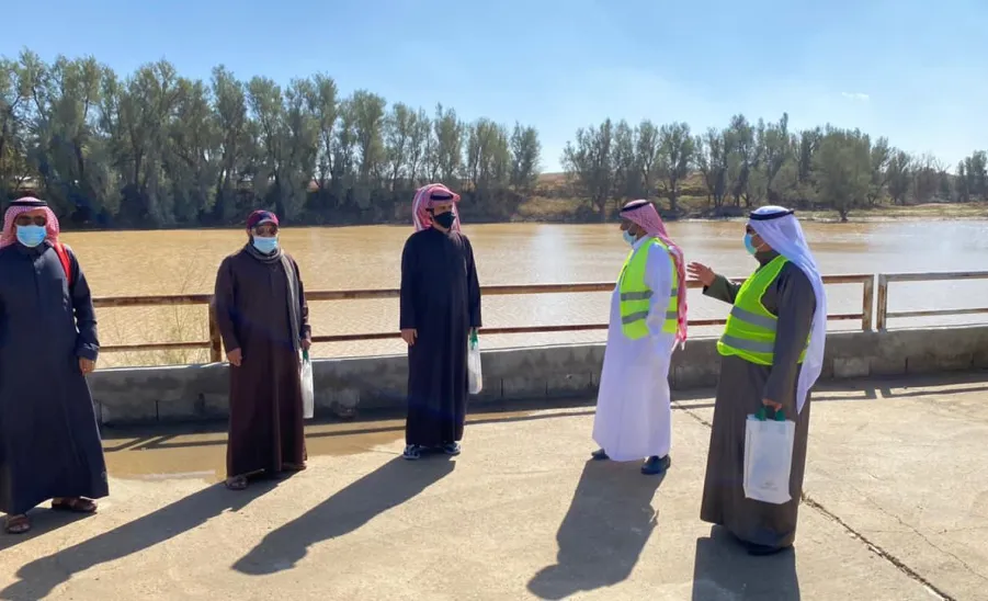 للتوعية عن مخاطر عبور الأودية أثناء الأمطار : الجامعة تنفذ حملة توعوية للمتنزهين والزوار  - الجامعة 