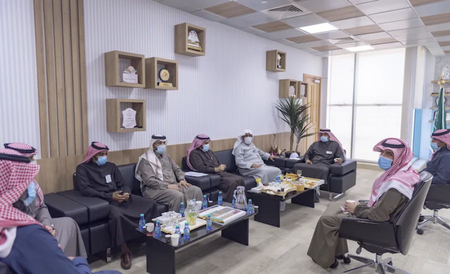 لتهنئتهم على النجاح والتميز في تنفيذ العديد من الإجراءات المالية والإدارية : وكيل الجامعة يزور الادارة العامة للشؤون الإدارية والمالية - الجامعة