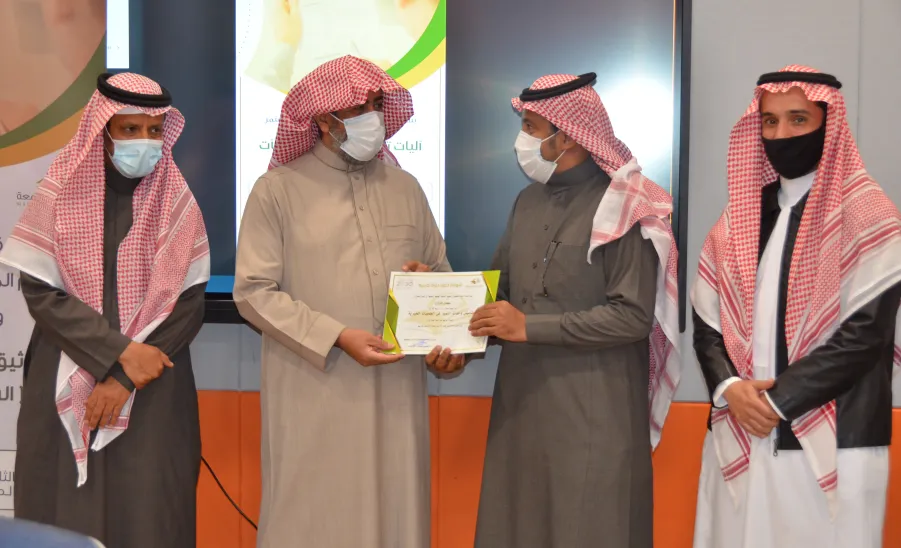 وكيل الجامعة يُكّرم المشاركين في ورشة آليات توثيق المنجزات للمنشآت المجتمعية - وكيل الجامعة يُكّرم المشاركين في ورشة آليات توثيق المنجزات للمنشآت المجتمعية