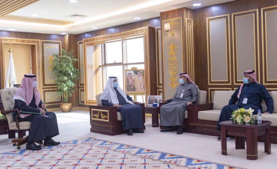 للتباحث في أوجه التعاون المشترك لتطوير الجودة في الخدمات الصحية :             معالي رئيس الجامعة يستقبل مدير مستشفى الملك خالد بمحافظة المجمعة - الجامعة