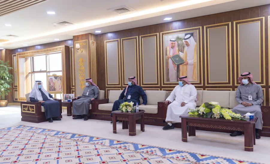 للتباحث في أوجه التعاون المشترك لتطوير الجودة في الخدمات الصحية :             معالي رئيس الجامعة يستقبل مدير مستشفى الملك خالد بمحافظة المجمعة - الجامعة