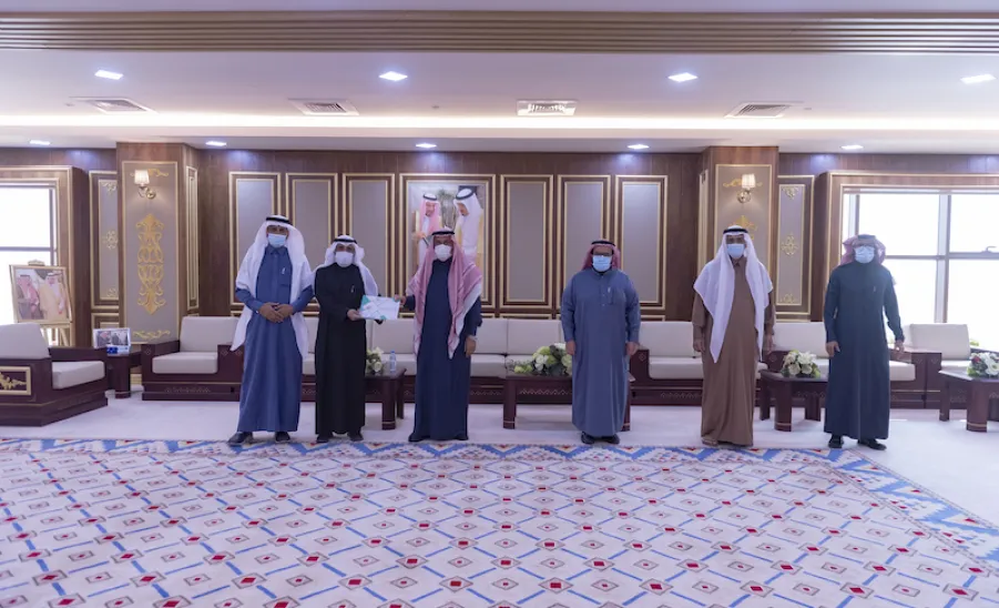 معالي رئيس الجامعة يلتقي أعضاء مجلس إدارة نادي أصدقاء نزاهة الجامعي   ويطلع على نسخة من تقرير النادي للفصل الدراسي الأول -  الجامعة