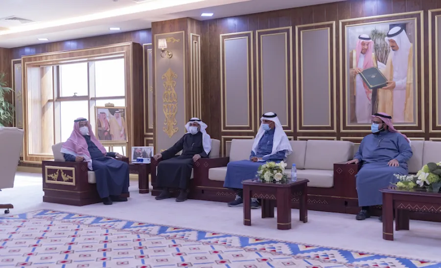 معالي رئيس الجامعة يلتقي أعضاء مجلس إدارة نادي أصدقاء نزاهة الجامعي   ويطلع على نسخة من تقرير النادي للفصل الدراسي الأول -  الجامعة