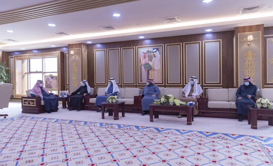معالي رئيس الجامعة يلتقي أعضاء مجلس إدارة نادي أصدقاء نزاهة الجامعي   ويطلع على نسخة من تقرير النادي للفصل الدراسي الأول -  الجامعة