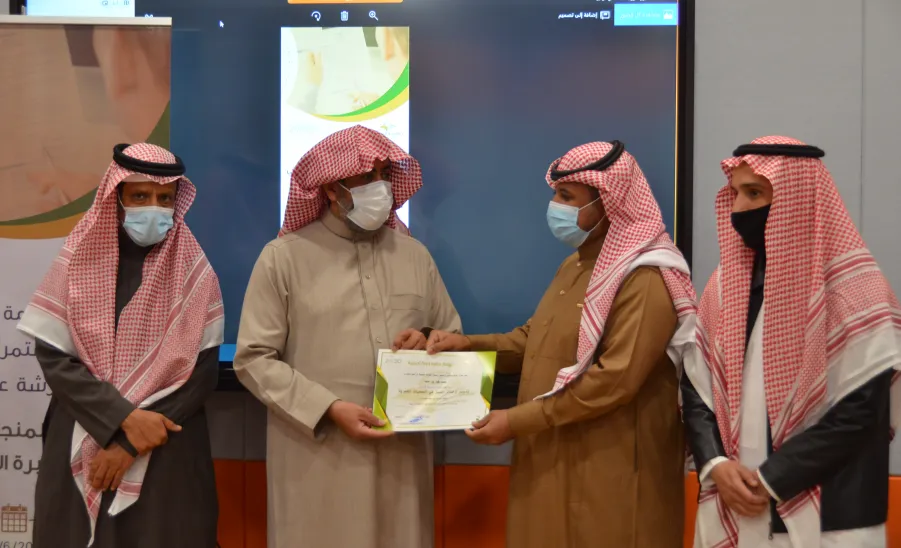 وكيل الجامعة يُكّرم المشاركين في ورشة آليات توثيق المنجزات للمنشآت المجتمعية - وكيل الجامعة يُكّرم المشاركين في ورشة آليات توثيق المنجزات للمنشآت المجتمعية