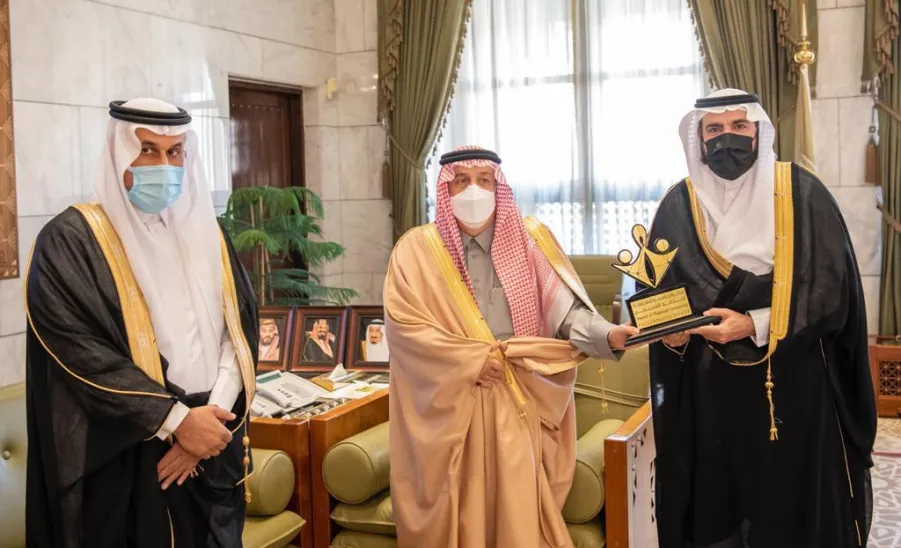 أمير منطقة الرياض يكرم الفائزين بجائزة جامعة المجمعة لخدمة المجتمع والبالغ عدد جوائزها (21)جائزة وتنافس خلالها (382) مبادرة مجتمعية. - الجامعة