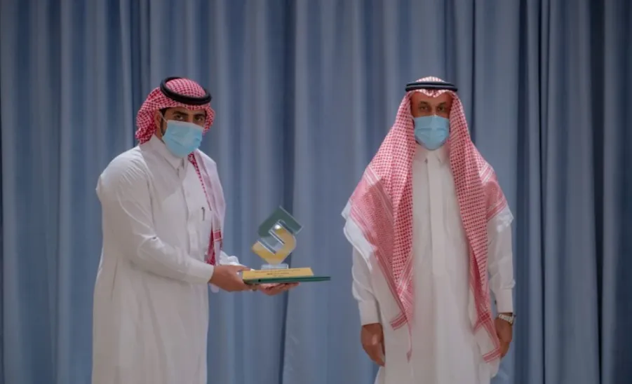 معالي رئيس جامعة المجمعة يكرم الأستاذ عبد المجيد السلوم بمنحه جائزة التميز في رعاية المستفيدين (تواصل) - معالي رئيس جامعة المجمعة يكرم الأستاذ عبد المجيد السلوم بمنحه جائزة التميز في رعاية المستفيدين (تواصل)