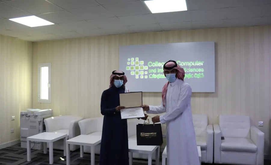 كلية علوم الحاسب والمعلومات تكرم الطلاب المشاركين والطالبات المشاركات في الأنشطة الطلابية لنادي الأمن السيبراني في الفصل الدراسي الأول للعام الجامعي 1441/1442 هـ. - Distribution for Prize