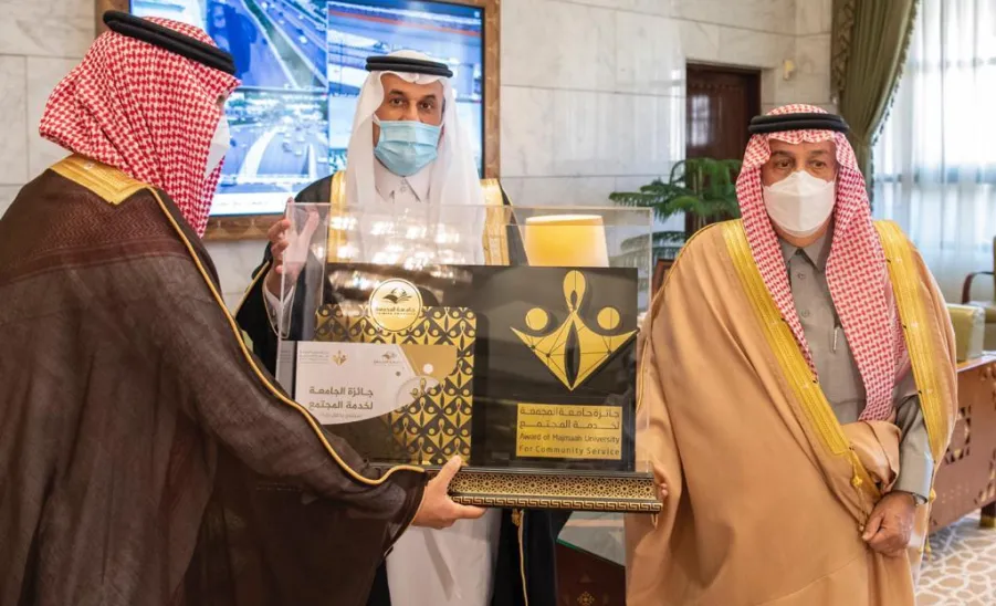 أمير منطقة الرياض يكرم الفائزين بجائزة جامعة المجمعة لخدمة المجتمع والبالغ عدد جوائزها (21)جائزة وتنافس خلالها (382) مبادرة مجتمعية. - الجامعة