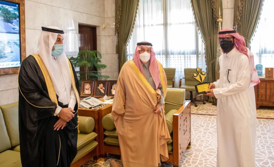 أمير منطقة الرياض يكرم الفائزين بجائزة جامعة المجمعة لخدمة المجتمع والبالغ عدد جوائزها (21)جائزة وتنافس خلالها (382) مبادرة مجتمعية. - الجامعة
