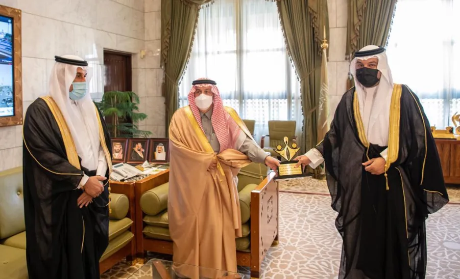 أمير منطقة الرياض يكرم الفائزين بجائزة جامعة المجمعة لخدمة المجتمع والبالغ عدد جوائزها (21)جائزة وتنافس خلالها (382) مبادرة مجتمعية. - الجامعة