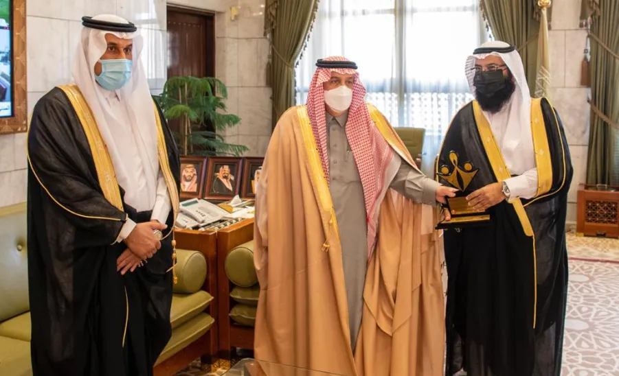 أمير منطقة الرياض يكرم الفائزين بجائزة جامعة المجمعة لخدمة المجتمع والبالغ عدد جوائزها (21)جائزة وتنافس خلالها (382) مبادرة مجتمعية. - الجامعة