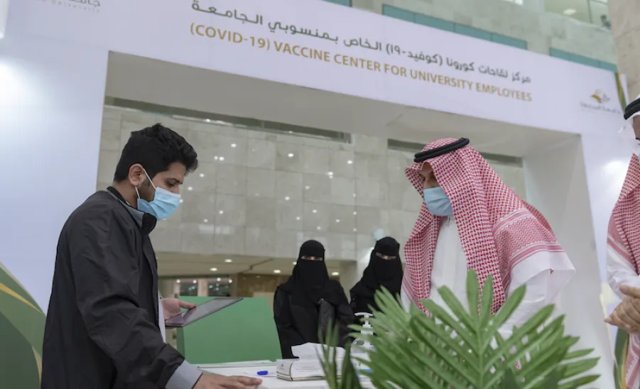 معالي رئيس الجامعة يفتتح مركز لقاحات كورونا الخاص بمنسوبي الجامعة وذويهم - الجامعة